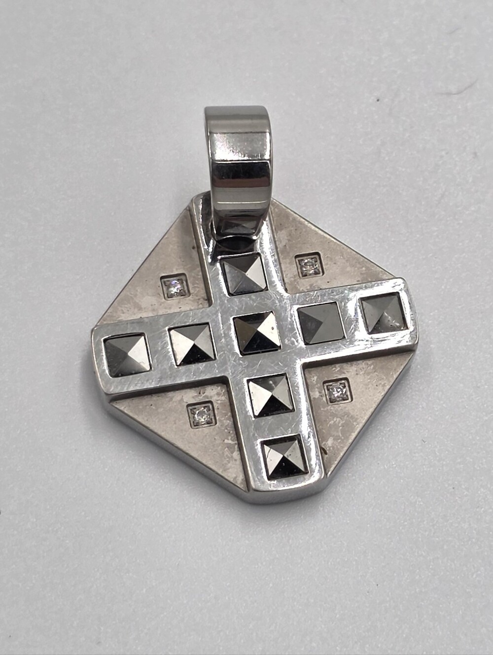 Stainless steel diamond-shaped pendent with beveled cross and ‎ crystals